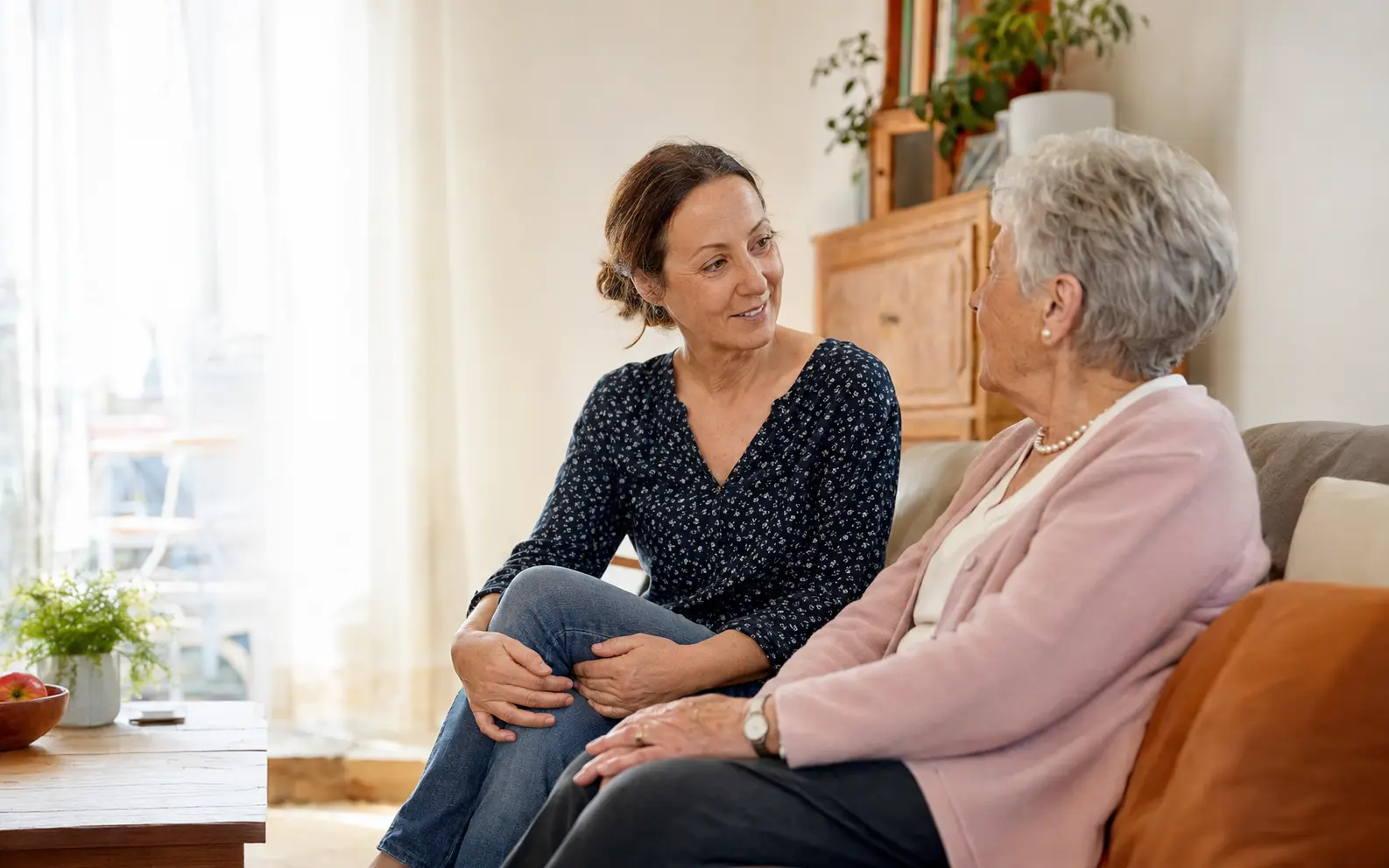 Betreuungskraft im persönlichen Gespräch mit einer Seniorin